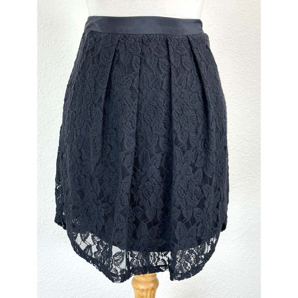 Red Haute Black Lace Floral Mini Skirt Pleated Sheer Hem‎ Lined Medium